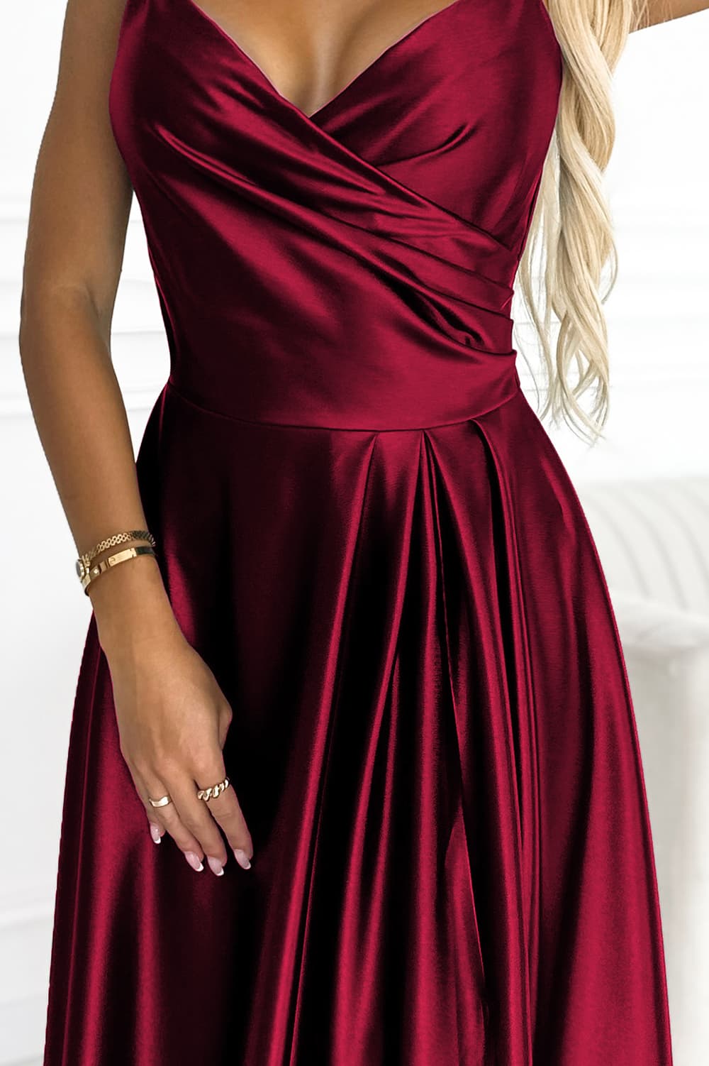CHIARA – Elegantna satenska maxi haljina s naramenicama u bordo boji